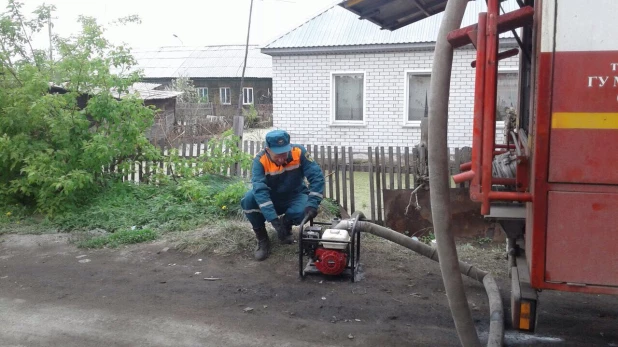 Спасатели МЧС откачивают грунтовые воды в Рубцовске. Паводок-2017 на Алтае.