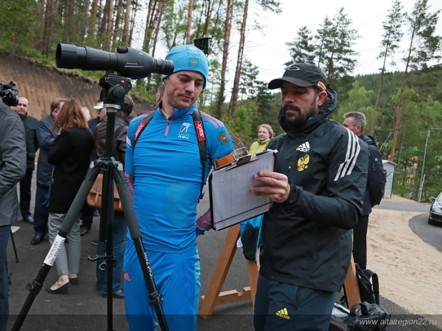 Члены сборной России по биатлону тренируются в Белокурихе на новой лыжероллерной трассе. 17 мая 2017 года.