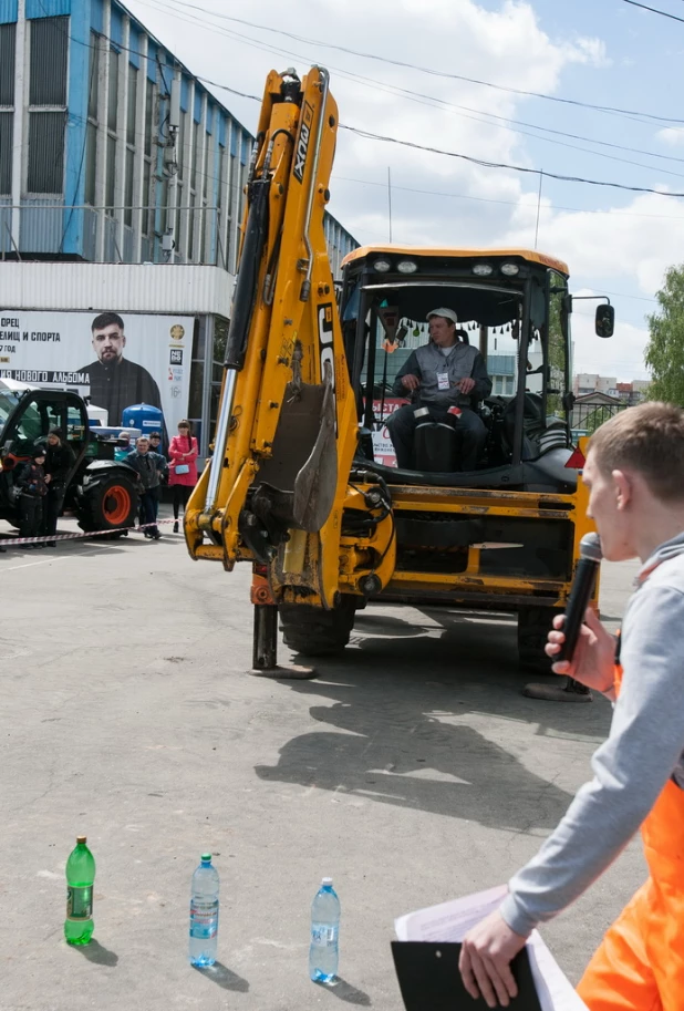 В Барнауле на строительной выставке прошла битва экскаваторов. 18 мая 2017 года.