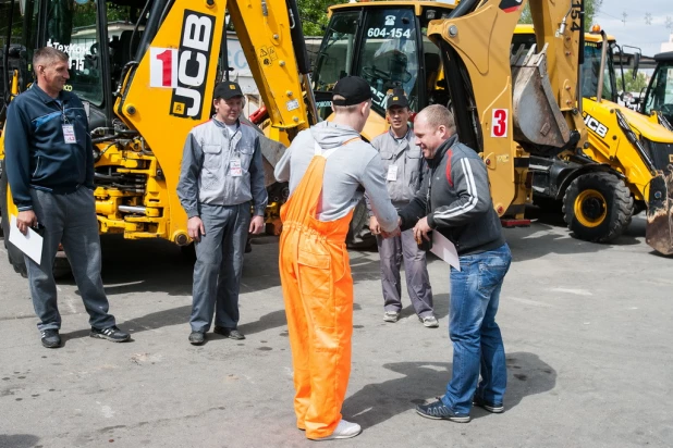 В Барнауле на строительной выставке прошла битва экскаваторов. 18 мая 2017 года.