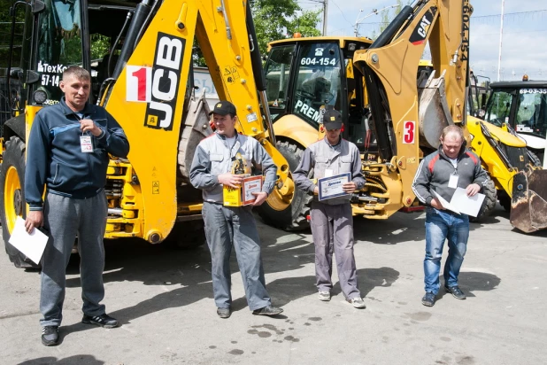 В Барнауле на строительной выставке прошла битва экскаваторов. 18 мая 2017 года.