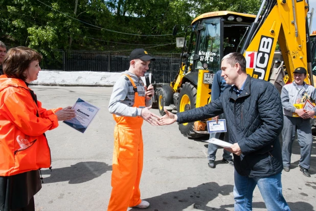 В Барнауле на строительной выставке прошла битва экскаваторов. 18 мая 2017 года.