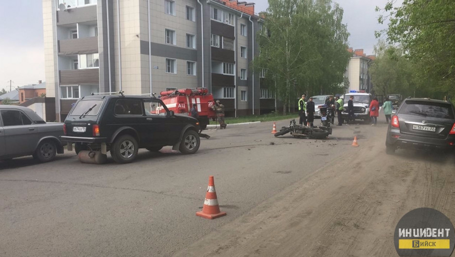 В Бийске мотоцикл врезался в "Ниву". 20 мая 2017 года.