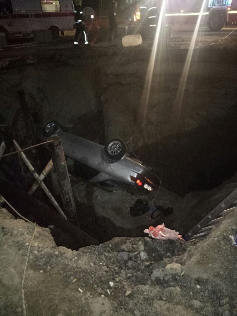 В Барнауле в яму на улице Кулагина упал автомобиль. 21 мая 2017 года.