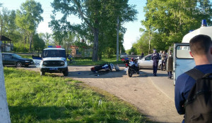 В Бийском районе Toyota сбила полицейского мотоциклиста. 19 мая 2017 года.