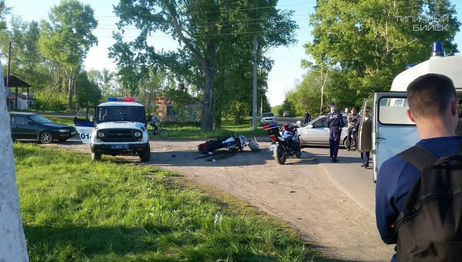 В Бийском районе Toyota сбила полицейского мотоциклиста. 19 мая 2017 года.