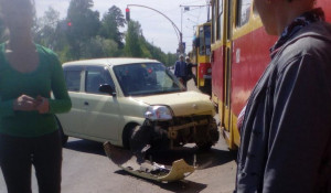 В Барнауле иномарка врезалась в трамвай. 21 мая 2017 года.