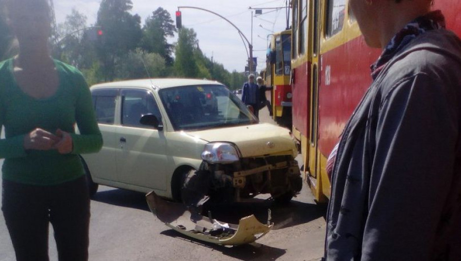 В Барнауле иномарка врезалась в трамвай. 21 мая 2017 года.