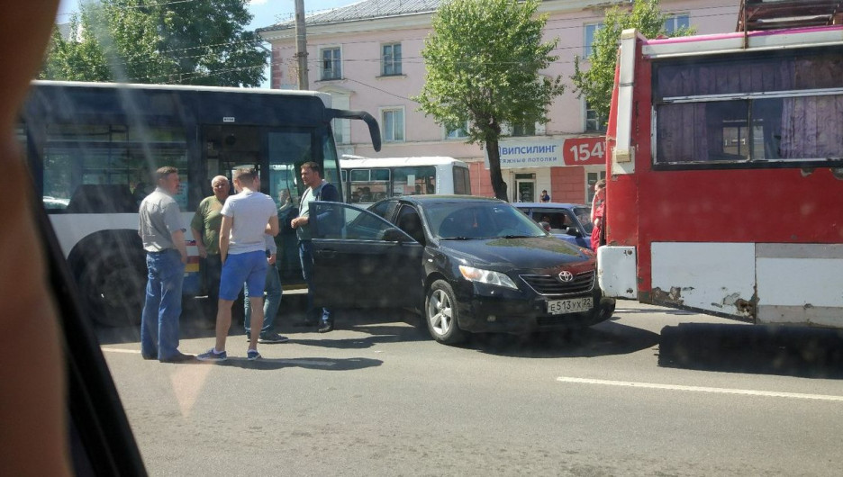 Массовая авария на перекрестке проспектов Красноармейского и Строителей. 21 мая 2017 года.