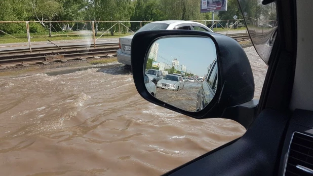 В Барнауле затопило улицу Попова.