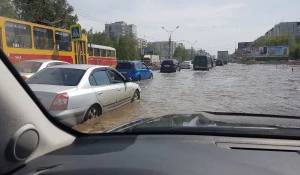 В Барнауле затопило улицу Попова.