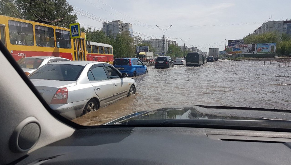 В Барнауле затопило улицу Попова.