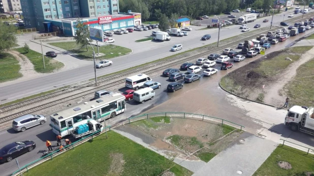 В Барнауле затопило улицу Попова.