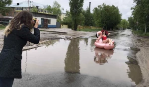 Анна Москвичева придумала оригинальный вид протеста против плохих дорог в Саратове.