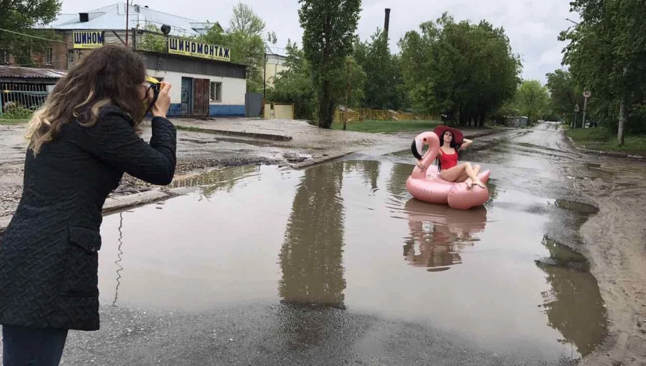 Анна Москвичева придумала оригинальный вид протеста против плохих дорог в Саратове.