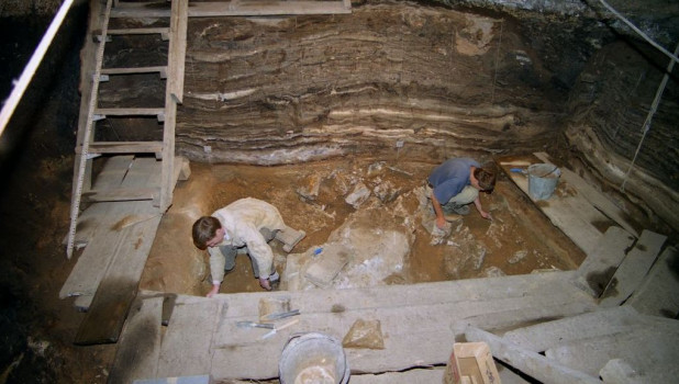 Раскопки в Денисовой пещере в 2010 году. 