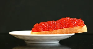 Бутерброд с красной икрой.