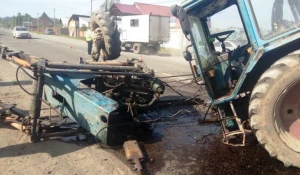 ДТП с участием трактора и Land Cruiser.