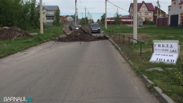 Куча земли на Жасминной.