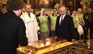 Владимир Путин приложился к мощам Николая Чудотворца. 24 мая 2017 года.