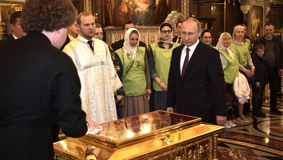 Владимир Путин приложился к мощам Николая Чудотворца. 24 мая 2017 года.