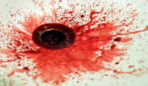 Кровь в раковине.