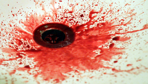 Кровь в раковине.