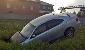 В Новосибирске машина воткнулась в яму у дороги