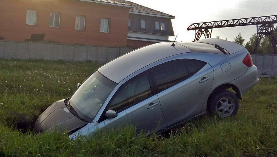 В Новосибирске машина воткнулась в яму у дороги