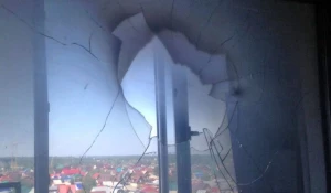 В Новосибирске из-за обстрела из ракетницы загорелась квартира.