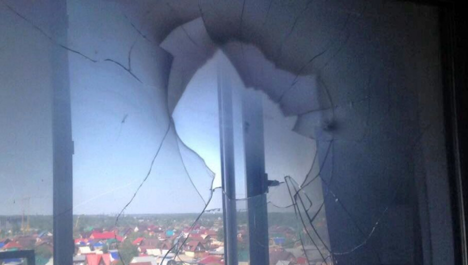 В Новосибирске из-за обстрела из ракетницы загорелась квартира.