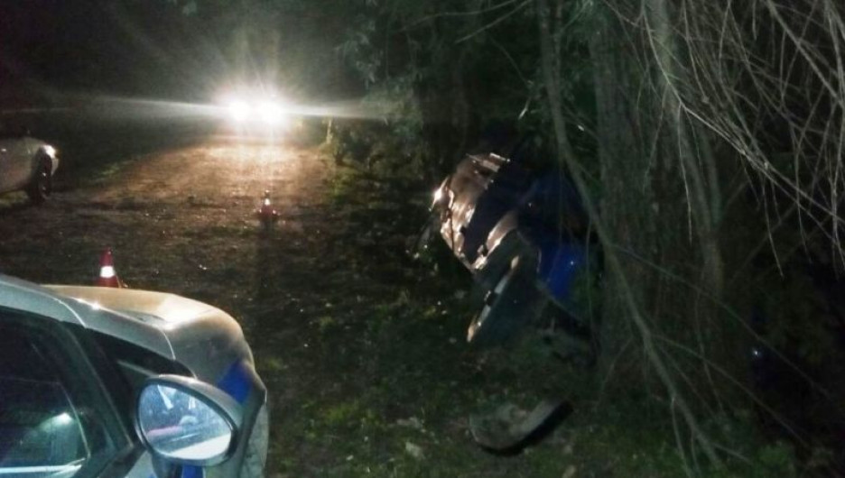 В Майме УАЗ, под управлением пьяного 18-летнего парня, слетел с дороги и врезался в дерево. 27 мая 2017 год.