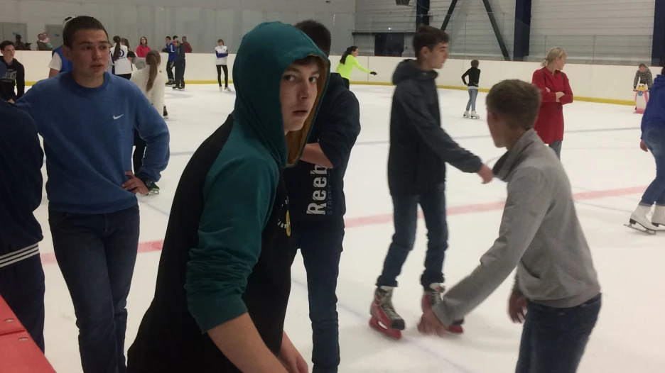 Воспитанники барнаульских детских домов попробовали свои силы на льду  