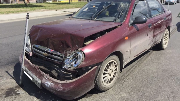 В Новосибирске произошло ДТП с участием автомобилей Toyota Opa, ЗАЗ "Шанс" и  Chevrolet Lanos. 29 мая 2017 года.