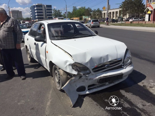 В Новосибирске произошло ДТП с участием автомобилей Toyota Opa, ЗАЗ "Шанс" и  Chevrolet Lanos. 29 мая 2017 года.