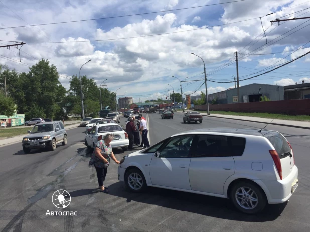 В Новосибирске произошло ДТП с участием автомобилей Toyota Opa, ЗАЗ "Шанс" и  Chevrolet Lanos. 29 мая 2017 года.