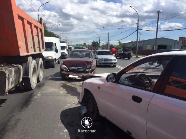 В Новосибирске произошло ДТП с участием автомобилей Toyota Opa, ЗАЗ "Шанс" и  Chevrolet Lanos. 29 мая 2017 года.