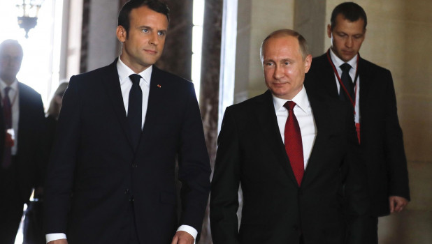 Президент Франции заявил, что поддерживает контакты с Путиным