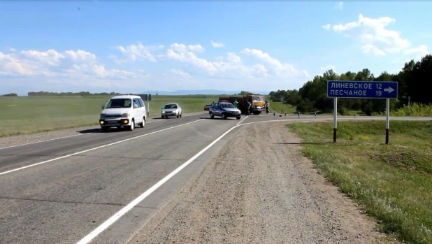 КамАЗ и мотоцикл столкнулись на трассе "Бийск - Белокуриха"