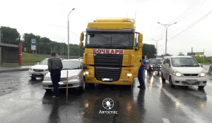 Алтайский грузовик попал в аварию в Новосибирске. 30 мая 2017 года.