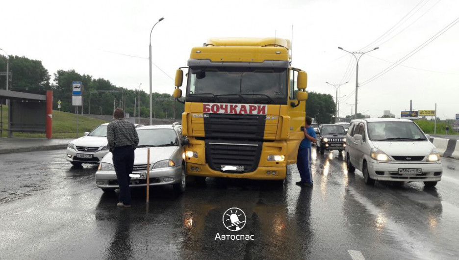 Алтайский грузовик попал в аварию в Новосибирске. 30 мая 2017 года.