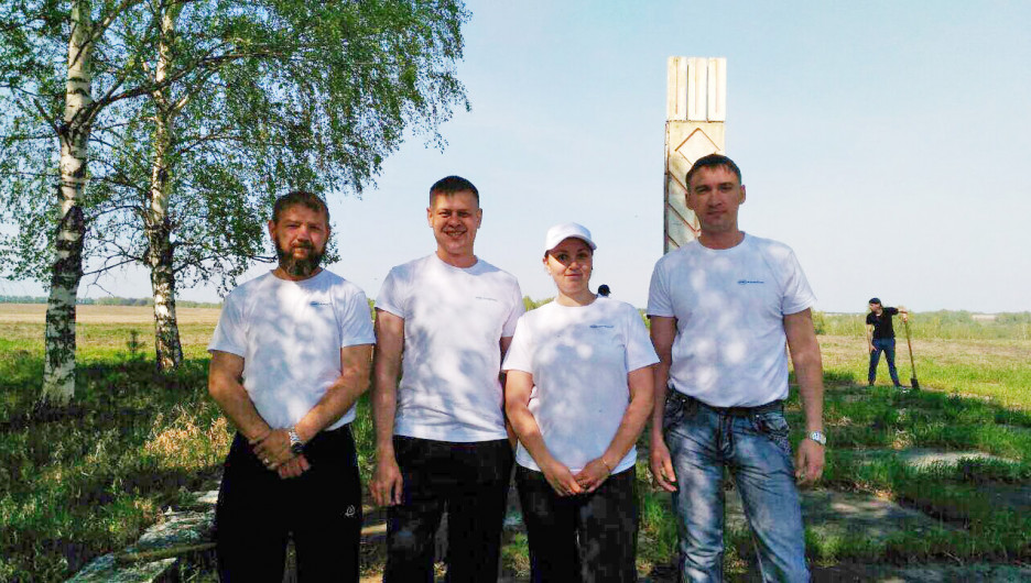 Молодые работники "Алтай-Кокса" помогли благоустроить городской памятник.