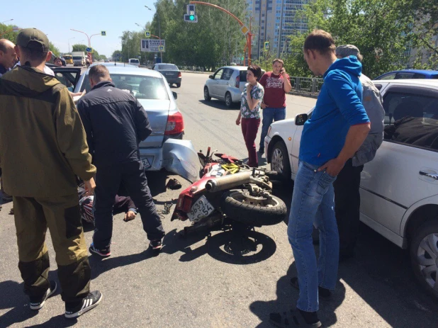 В Барнауле мотоциклист попал в ДТП. 1 июня 2017 года.