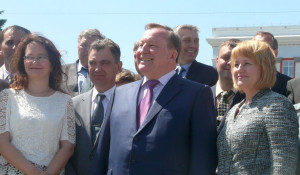 Губернатор Александр Карлин поздравил с Днем защиты детей