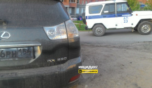 В Новосибирске автовладельцы задержали женщину, подозреваемую в порче автомобилей.