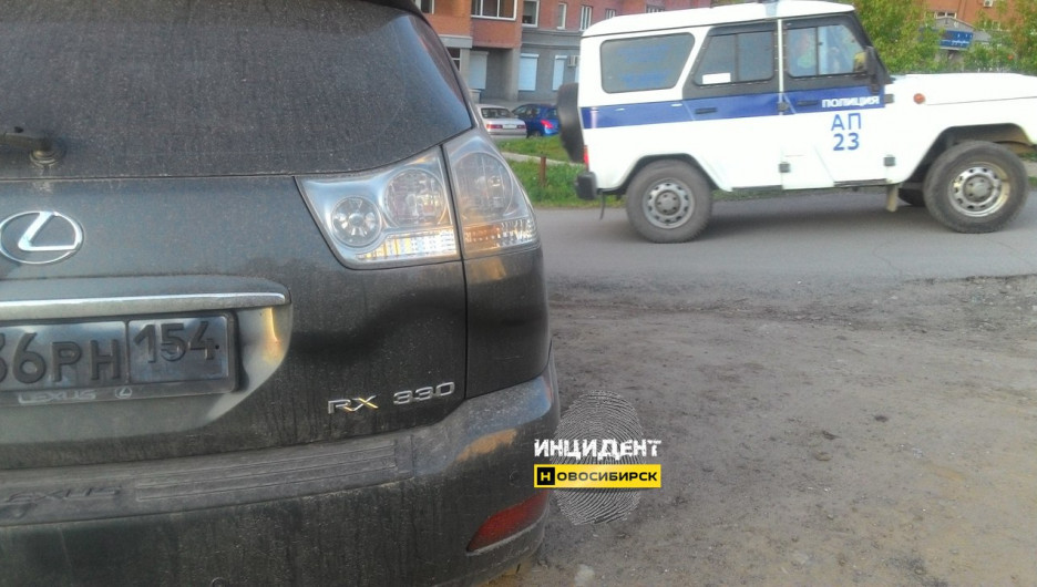 В Новосибирске автовладельцы задержали женщину, подозреваемую в порче автомобилей.