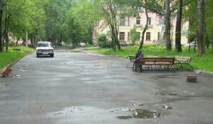 В Барнауле неизвестные испортили скамейки на Потоке