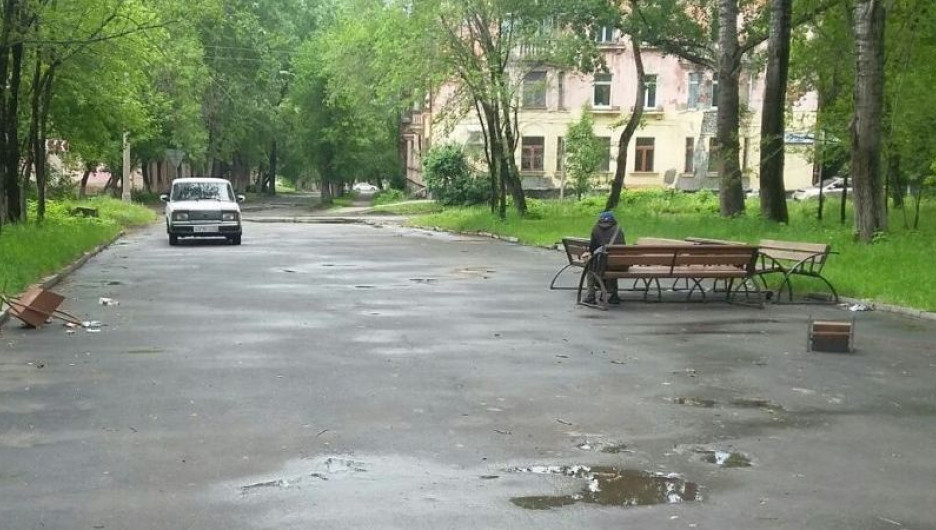 В Барнауле неизвестные испортили скамейки на Потоке