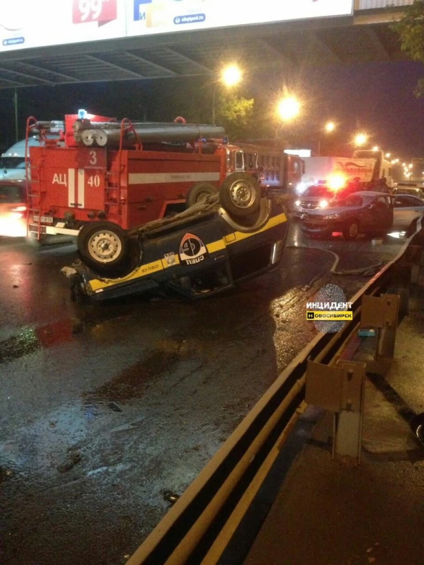 В Новосибирске уходившая от погони "Нива" попала в аварию и перевернулась. 1 июня 2017 года.