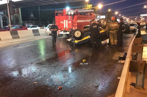 В Новосибирске уходившая от погони "Нива" попала в аварию и перевернулась. 1 июня 2017 года.